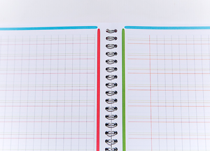 Cahier avec des lignes de couleurs - interligne 2 mm à carreaux - 17x22 - reliure piquée - (REF 400185670)